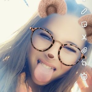 Meet your Posher, Caitlin